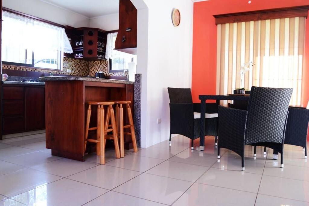 Elegant Villa In La Fortuna With Spacious Backyard Plus Very Private Pool & Parking Exterior foto