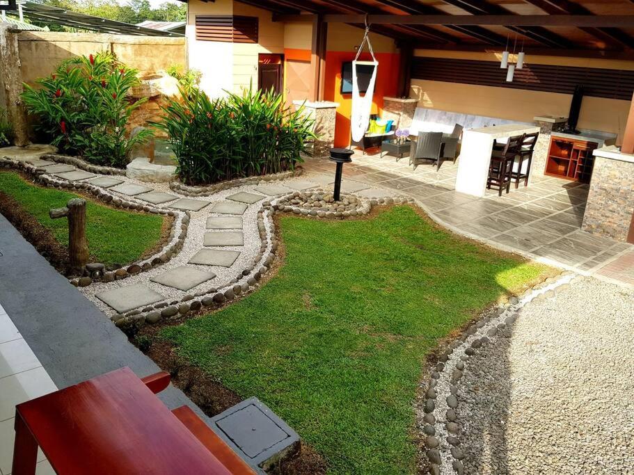 Elegant Villa In La Fortuna With Spacious Backyard Plus Very Private Pool & Parking Exterior foto