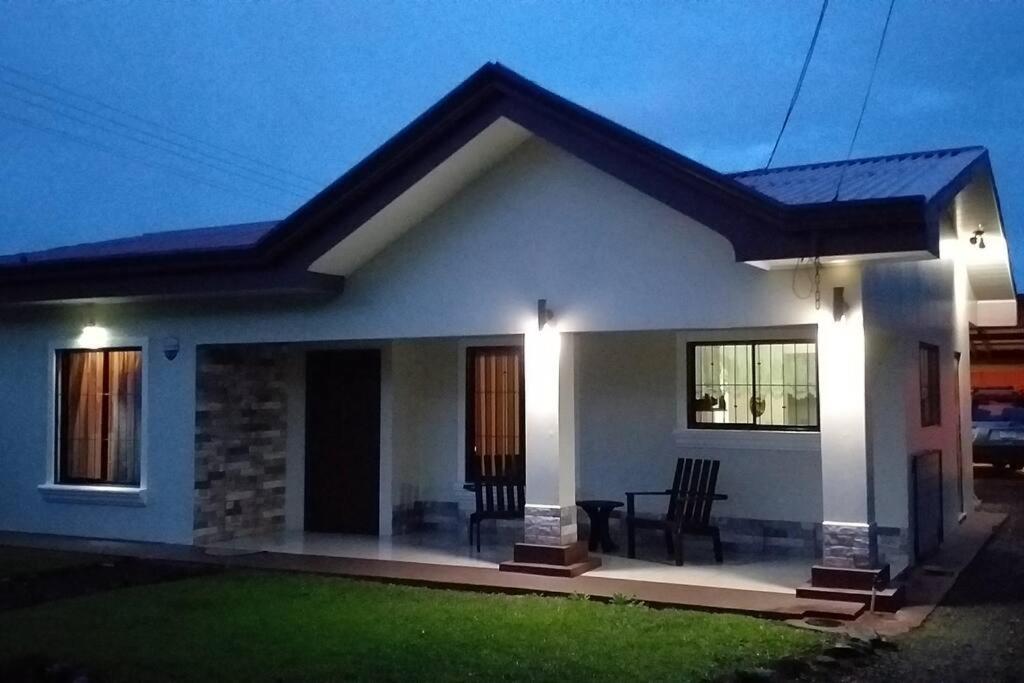 Elegant Villa In La Fortuna With Spacious Backyard Plus Very Private Pool & Parking Exterior foto