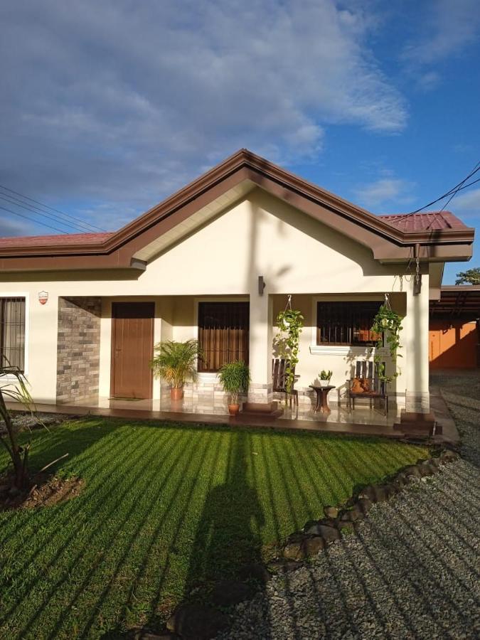 Elegant Villa In La Fortuna With Spacious Backyard Plus Very Private Pool & Parking Exterior foto